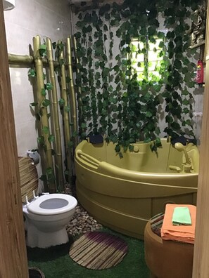 Combined shower/tub, jetted tub, towels, soap