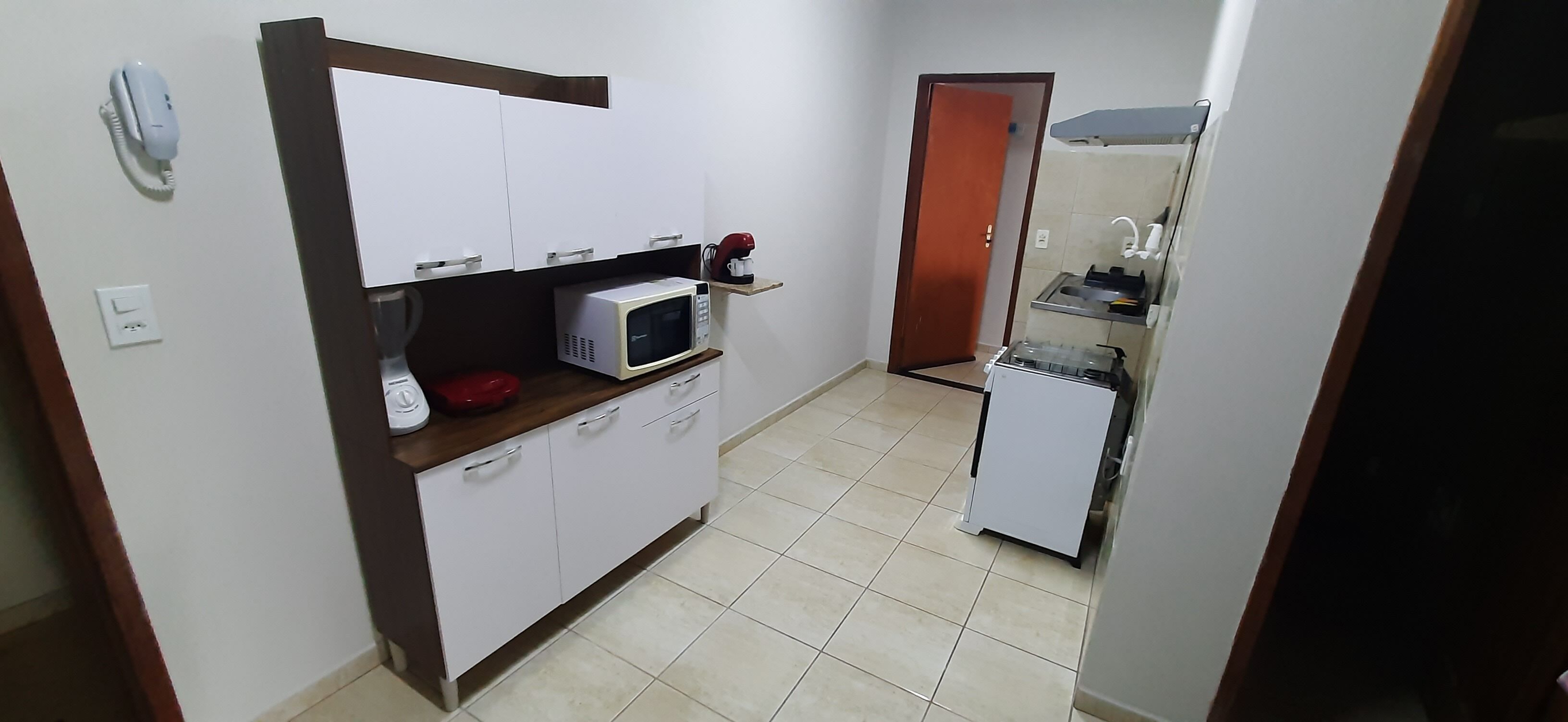 Een koelkast, een microgolfoven, een oven, een kookplaat