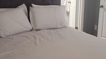 4 bedrooms, desk, free WiFi