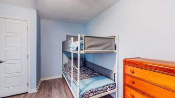 3 bedrooms, internet, bed sheets