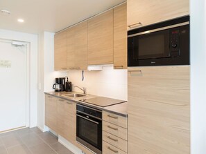 Kjøleskap, mikrobølgeovn, oppvaskmaskin og kjøkkenutstyr