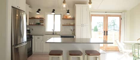 Coffee/tea maker, fridge, microwave, oven