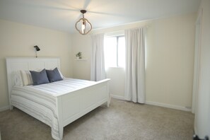 3 habitaciones, tabla de planchar con plancha y cuna de viaje 