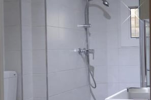 Dusche, kostenlose Toilettenartikel, Haartrockner, Bidet