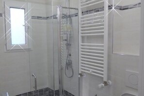 Dusche, kostenlose Toilettenartikel, Haartrockner, Bidet