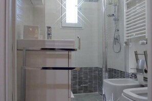 Een douche, gratis toiletartikelen, een haardroger, een bidet