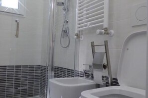 Douche, sèche-cheveux, bidet, serviettes fournies