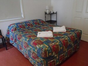 Desk, iron/ironing board, free WiFi, bed sheets - Y Motels Kingaroy (Kingaroy)
