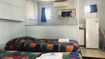 Basic-Dreibettzimmer | Schreibtisch, Bügeleisen/Bügelbrett, kostenloses WLAN, Bettwäsche