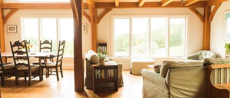 Älytelevisio, pöytätennispöytä, kirjoja, stereot