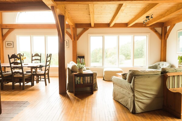 Smart TV, ping pong, books, stereo