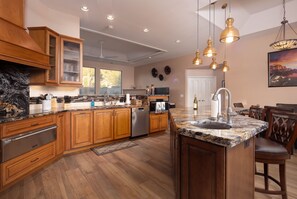 Refrigerador, microondas, horno, placa de cocina