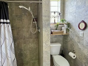 Douche, sèche-cheveux, serviettes fournies, savon