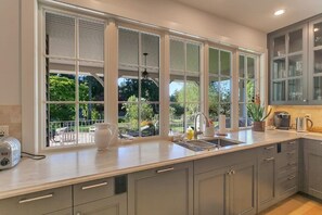 Fridge, microwave, oven, stovetop - River Haven House (Newberg)