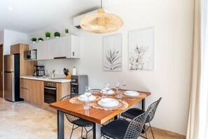 Réfrigérateur, four à micro-ondes, un four, surface de cuisson