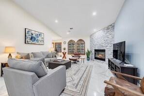 Smart TV, fireplace, ping pong, stereo