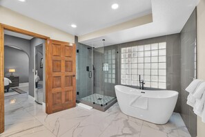 Badewanne, Haartrockner, Bidet, Handtücher