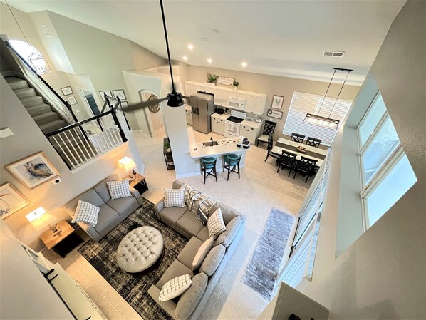 Televisión, reproductor de DVD y futbolito 