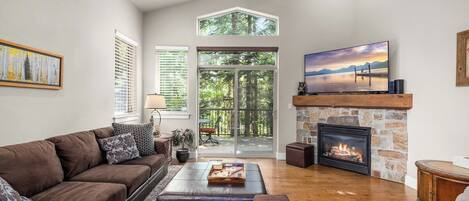 Télévision à écran plat, cheminée