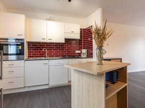 Kjøleskap, oppvaskmaskin, brødrister og høy barnestol