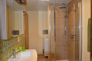 Dusche, Haartrockner, HandtĂŒcher