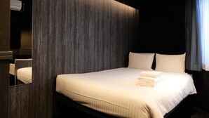 A modern hotel room with a large bed, a built-in wardrobe, and a mirror. - mizuka Business Canalcity Hakata mae (Fukuoka)