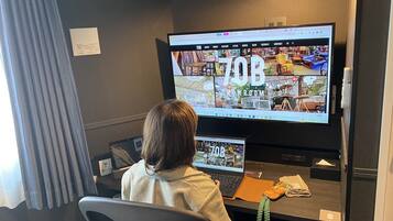 Escritorio y espacio para trabajar con un portátil