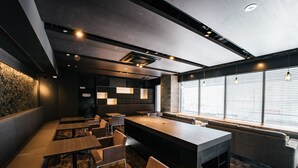 A modern bar area with seating, a long counter, and large windows with blinds. - mizuka Business Canalcity Hakata mae (Fukuoka)