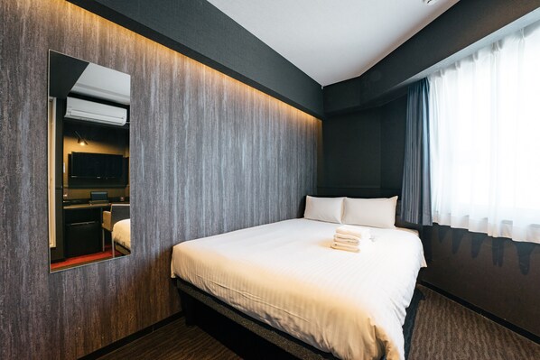 Desk, laptop workspace, iron/ironing board, free WiFi - mizuka Business Canalcity Hakata mae (Fukuoka)