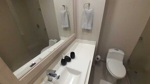 Dusche, Haartrockner, Handtücher