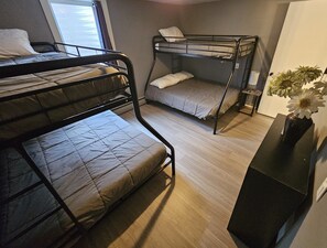 4 chambres, bureau, fer et planche à repasser, accès au Wi-Fi (inclus)
