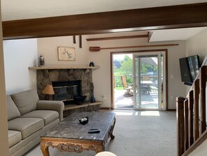 Televisión y chimenea 