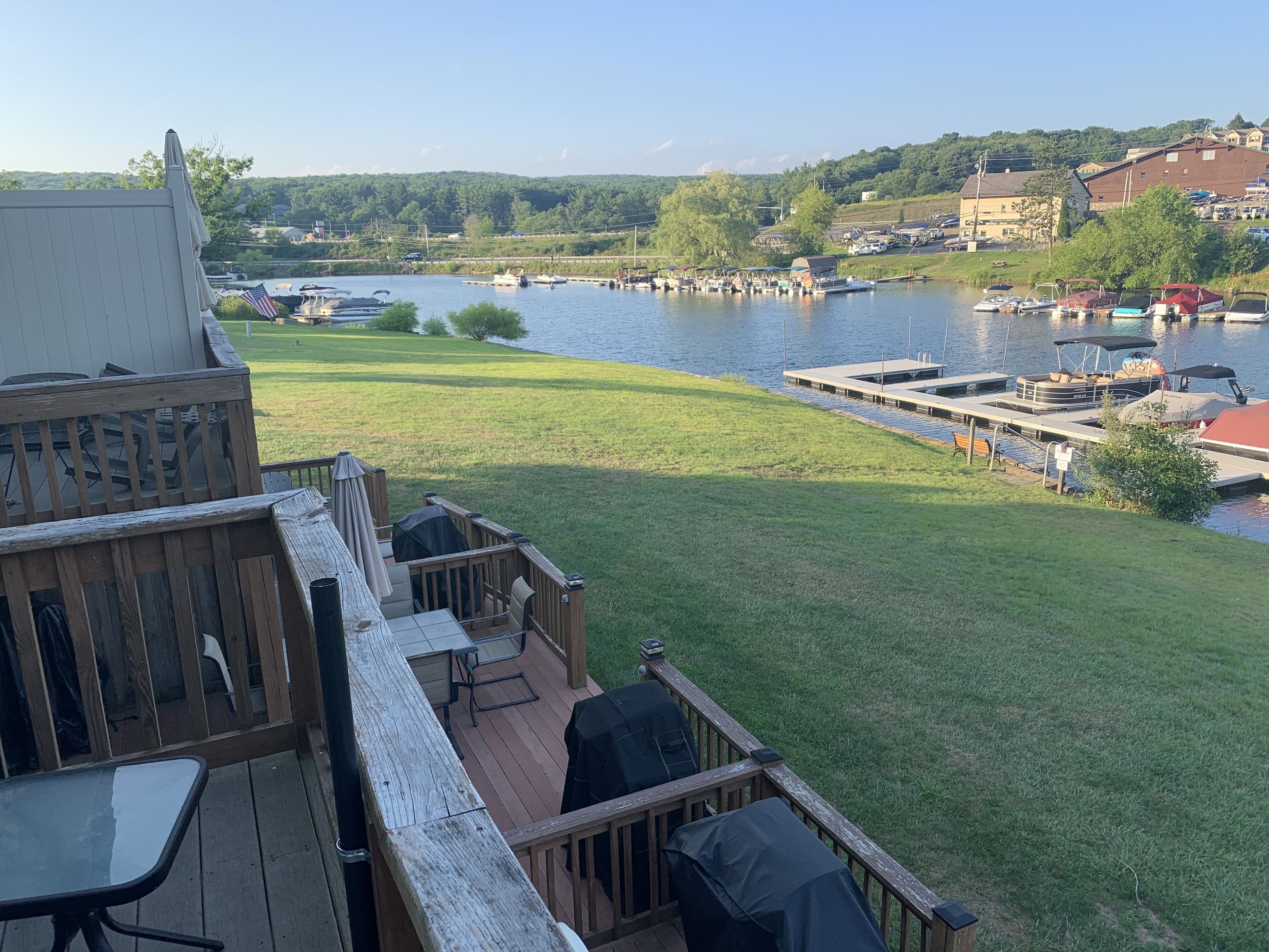 Lakefront Townhouse 3 BR / 2.5 Bath / Numerous Amenities 