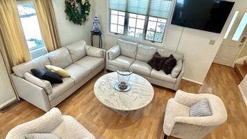 Een smart-tv, een open haard en een computerscherm