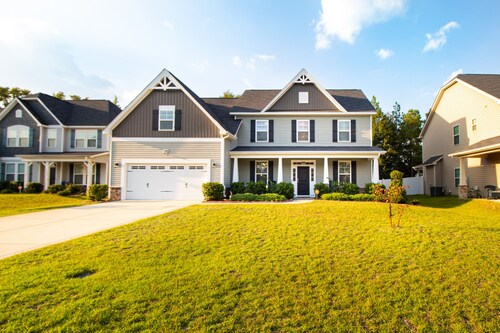 ✨ Spacious 5BR Work From Home Haven ✨