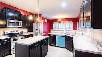 冷蔵庫、電子レンジ、オーブン、コンロ