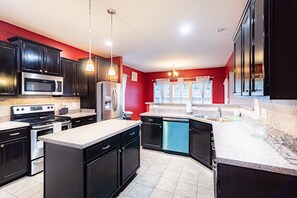 Fridge, microwave, oven, stovetop - ✨ Spacious 5BR Work From Home Haven ✨ (Fayetteville)