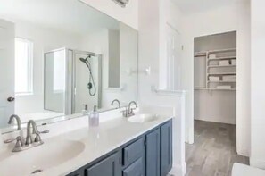 Ensemble douche/baignoire, sĂšche-cheveux, serviettes fournies