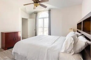 4 slaapkamers, een strijkplank/strijkijzer, gratis wifi, beddengoed