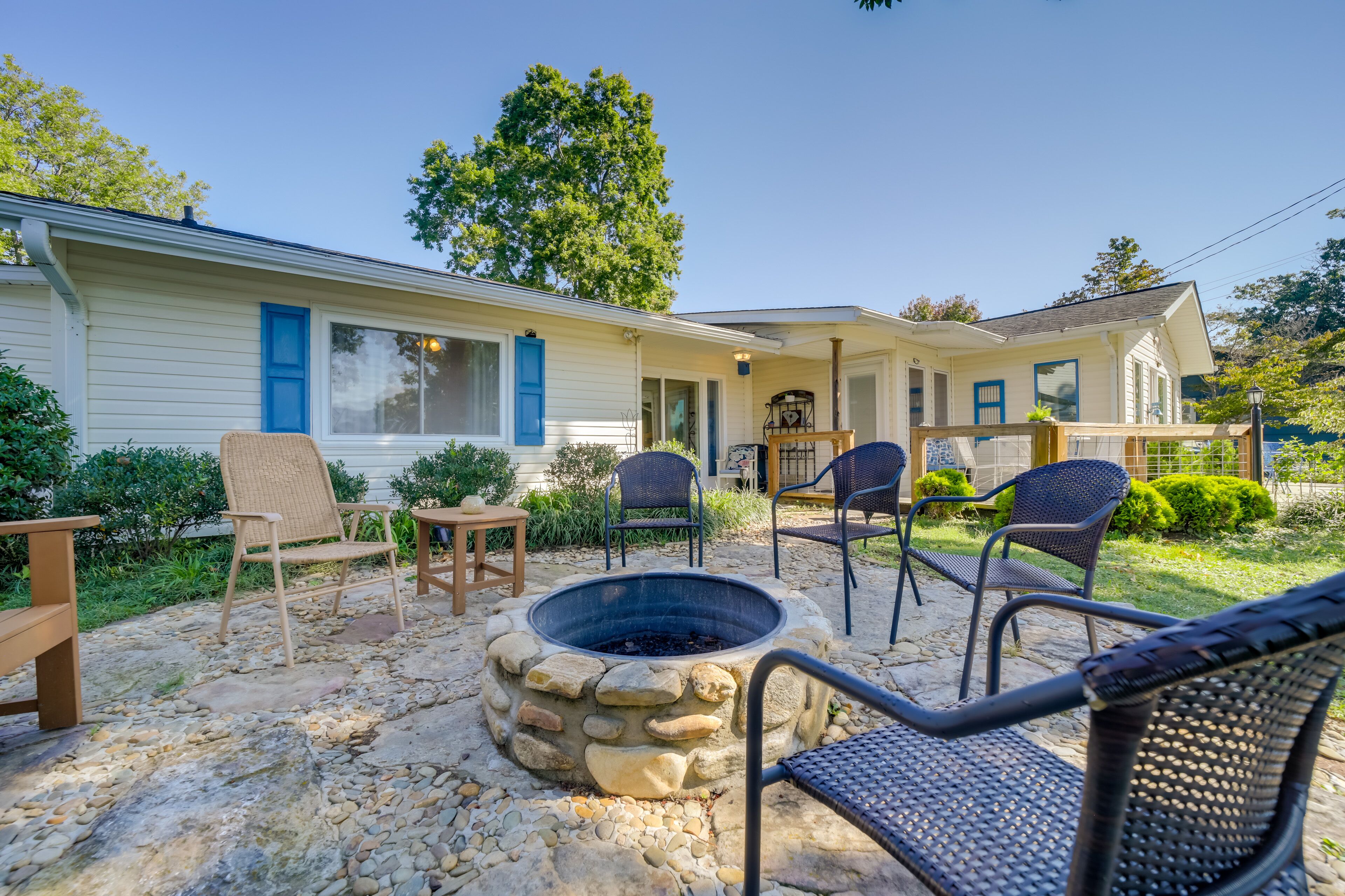 Serene Lake Junaluska Gem: Deck & Mountain Views