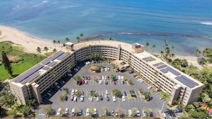 Un hôtel à l’architecture incurvée, doté d’un parking et offrant une vue sur l’océan.