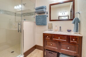 Free toiletries, hair dryer, towels - Spacious Manitou Home w/ Views in Central Location (Manitou Springs)
