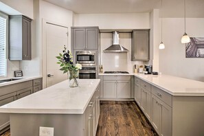 Fridge, microwave, stovetop, dishwasher