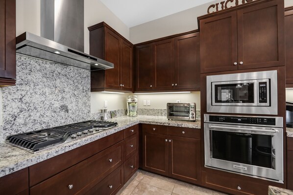 KĂŒhlschrank, Mikrowelle, Ofen, Herdplatte