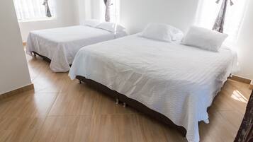 4 habitaciones, tabla de planchar con plancha, internet y ropa de cama