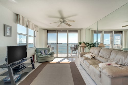 Bahia Vista 17-881 by Distinctive Beach Rentals
