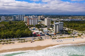 On the beach - Beachside Location! Central Beach | Resort Condo (Fort Lauderdale)