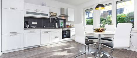 Kühlschrank, Mikrowelle, Ofen, Geschirrspüler