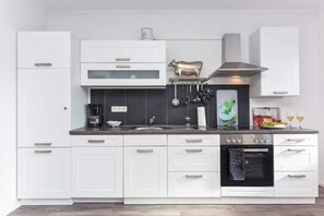 Kühlschrank, Mikrowelle, Ofen, Geschirrspüler
