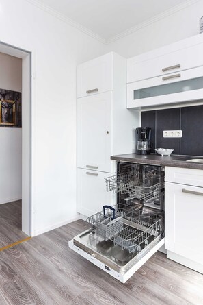 Kühlschrank, Mikrowelle, Ofen, Geschirrspüler